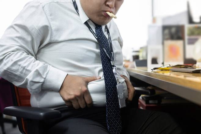 중년에 뱃살이 생기면 근육이 약해져 넘어질 위험이 높아진다.[사진=게티이미지뱅크]