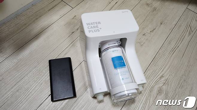 휴대폰 보조배터리와 크기를 비교한 모습. ⓒ 뉴스1 김예원 기자