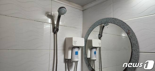 샤워 필터를 설치한 모습. ⓒ 뉴스1 김예원 기자