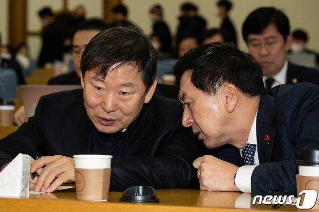 이철규(왼쪽), 김기현 국민의힘 의원이 21일 서울 여의도 국회 의원회관에서 열린 국민의힘 공부모임 국민공감 두 번째 모임에서 대화를 나누고 있다. 2022.12.21/뉴스1 ⓒ News1 유승관 기자