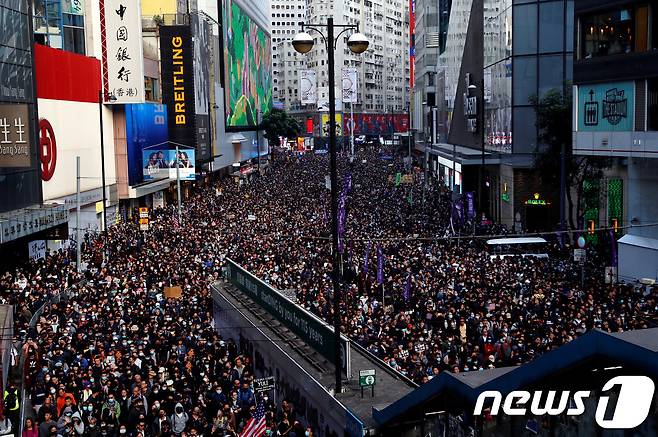 8일(현지시간) 홍콩 도심에서 80여만명의 시민이 '세계 인권의 날'을 기념하는 대규모 시위를 열고 있다. 이날 시위대는 구의원 선거 후 개최된 첫 대규모 집회에서 송환법 공식 철회 등 5대 요구조건을 내세웠다. ⓒ 로이터=뉴스1 ⓒ News1 우동명 기자