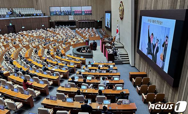 이종섭 국방부 장관이 6일 서울 여의도 국회에서 열린 정치·외교·통일·안보 분야 대정부질문에서 태영호 국민의힘 의원의 질의에 답하고 있다. 2022.2.6/뉴스1 ⓒ News1 이재명 기자