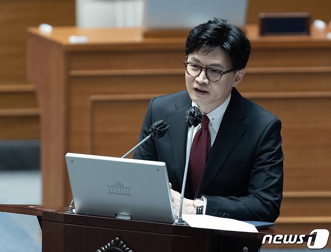 한동훈 법무부 장관이 6일 오후 서울 여의도 국회에서 열린 제403회 국회(임시회) 제2차 본회의 ‘정치·외교·통일·안보’ 분야 대정부 질문에서 의원 질의에 답변하고 있다. 2023.2.6/뉴스1 ⓒ News1 이재명 기자
