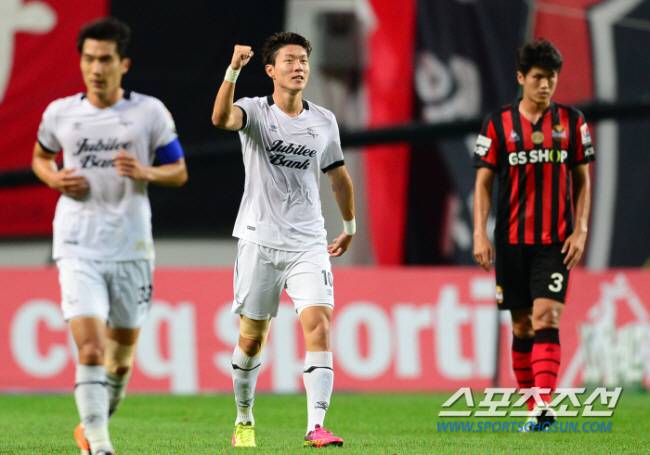 29일 서울 마포구 상암동 서울월드컵경기장에서 K리그 클래식 17라운드 FC서울과 성남FC의 경기가 열렸다. 전반 33분 역전골을 성공시킨 성남FC 황의조가 환호하고 있다.
상암=송정헌 기자 songs@sportschosun.com/2016.06.29