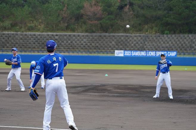 캐치볼 하는 이재현과 김지찬. 사진제공=삼성 라이온즈