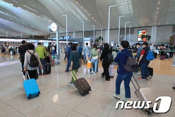 인천국제공항 제2여객터미널이 출국하려는 여행객들로 북적이고 있다. 2022.9.14/뉴스1 © News1 구윤성 기자