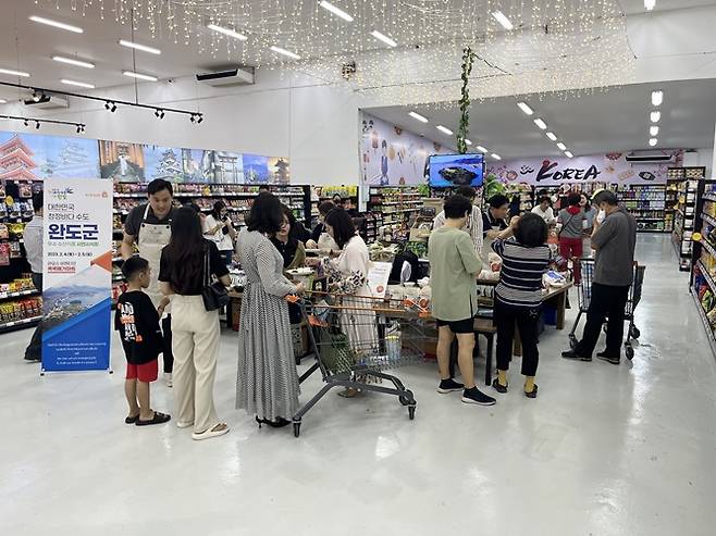 라오스 비엔티안에서 완도군 수산물을 홍보하고 있다. [사진제공=완도군]