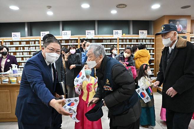 새에덴교회 소강석 담임목사(왼쪽)가 5일 위로행사에 참석한 6.25참전용사를 맞이하고 있다. /새에덴교회