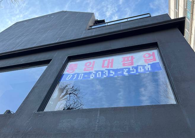 단기 임차인을 찾는 서울 강남구 가로수길의 한 건물 2층. /김은영 기자