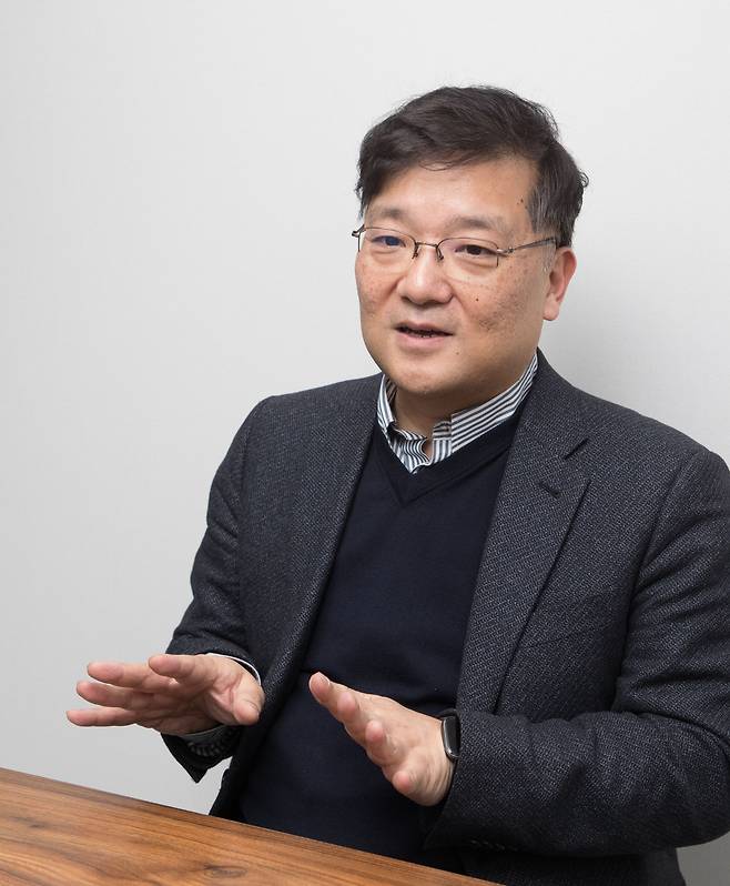 1일 오후 서울 종로구 경제사회연구원에서 신임 산업조직학회장으로 선출된 권남훈 건국대 교수가 본지와 인터뷰하고 있다. /고운호 기자