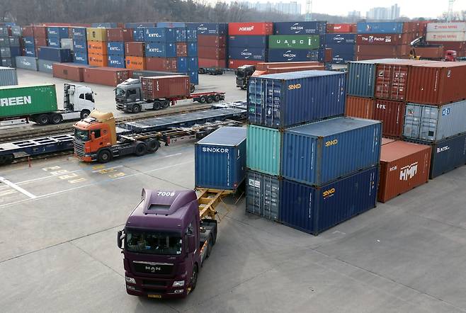 경기 의왕시 내륙컨테이너기지(ICD)가 화물차량의 운행 및 화물 이송으로 분주한 모습을 보이고 있다. /뉴스1