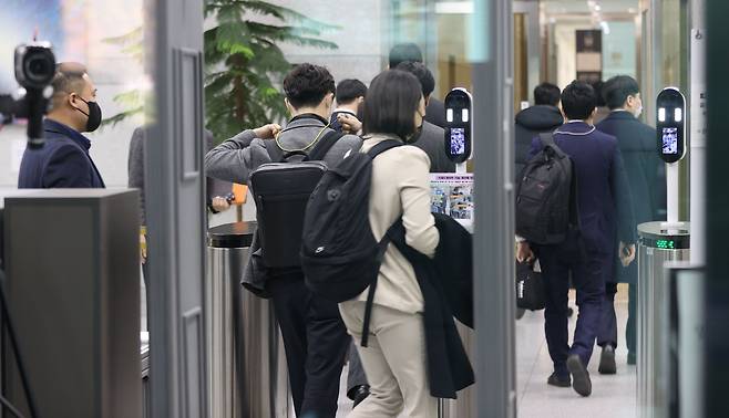 고위공직자범죄수사처(공수처) 수사 관계자들이 서울 서초구 대검찰청에서 '이성윤 서울고검장 공소장 유출 의혹'과 관련한 서버 압수수색을 위해 청사로 들어서고 있다. /연합뉴스