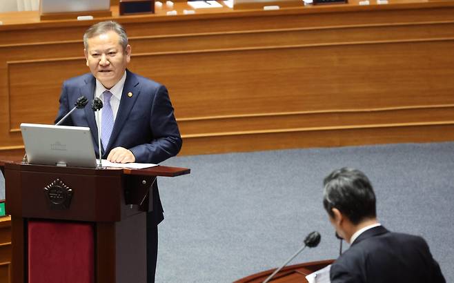 이상민 행정안전부 장관이 6일 국회 본회의에서 열린 정치·외교·통일·안보 분야 대정부질문에서 정청래 의원의 질문에 답변하고 있다. /연합뉴스