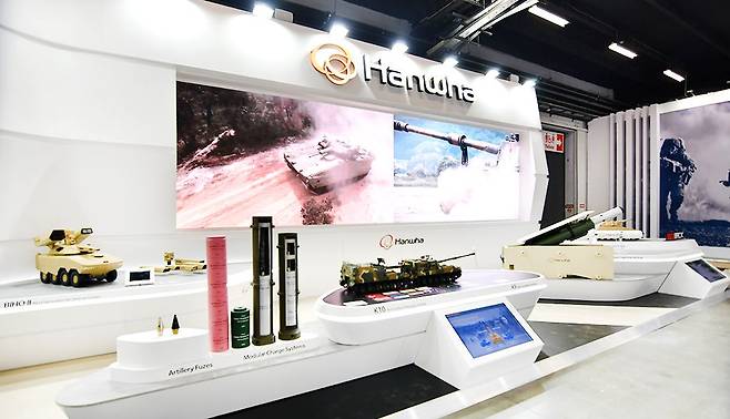 한화에어로스페이스의 자회사 한화디펜스는 2022년 9월 폴란드 키엘체에서 열린 MSPO 국제 방산 전시회에 참가했다. 당시 한화는 K-9 자주포, K-10 탄약운반장갑차를 비롯해 보병전투장갑차 레드백, 비호-II 차륜형 대공방어체계, 포탄 신관과 장약 등의 모형을 전시했다.   /한화디펜스