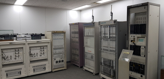 (왼쪽부터)우리나라를 인터넷 강국으로 견인한 무선전송시스템, 초고속 이동형 인터넷 시스템, IMT-2000 기지국, 광전송시스템. 사진=한국전자통신연구원 제공
