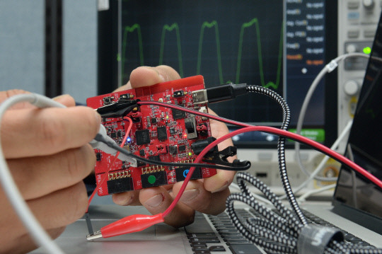 ETRI 연구진이 RVX 플랫폼을 활용해 개발한 초저전력 RISC-V 반도체의 성능을 측정하고 있다. 사진=ETRI 제공