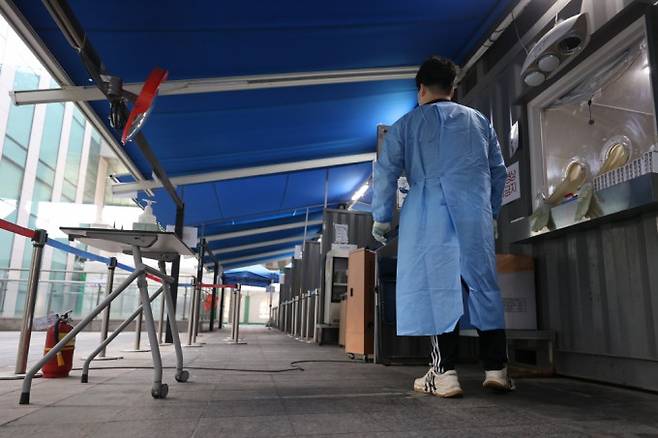 코로나19 유행이 감소세에 접어든 가운데&nbsp;서울 용산구보건소에 마련된 선별검사소가 대기자 없이 한산하다. 연합뉴스 제공