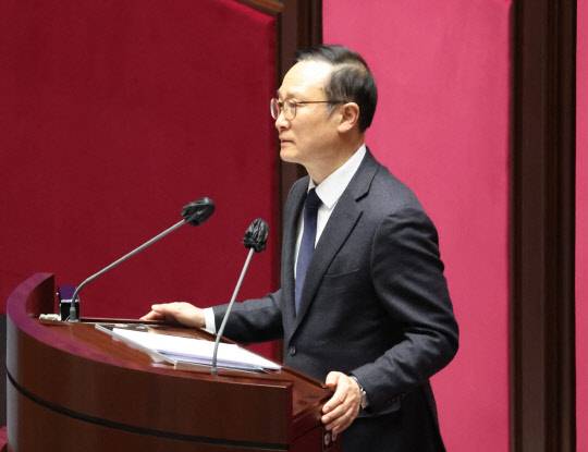 홍영표 민주당 의원이 6일 국회 본회의에서 열린 정치·외교·통일·안보 분야 대정부질문에서 질문을 하고 있다. 연합뉴스