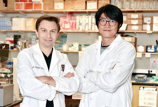 미 하버드대 의대의 데이비드 싱클레어(왼쪽) 교수와 양재현 박사. 유전자 돌연변이 없이도 DNA가 풀리고 감기는 구조에 문제가 생기는 후천적 요인으로도 노화가 일어난다는 사실을 처음으로 입증했다. 사진 양재현 박사