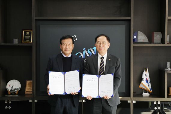 DGIST 국양 총장(오른쪽)과 한국과학우주청소년단 서상기 총재가 지난 3일 우주과학 확산을 위한 업무협약을 채결한 뒤 기념촬영을 하고 있다. DGIST 제공