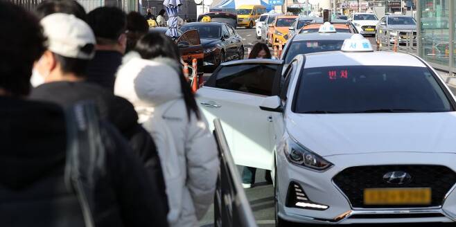 서울 중형택시 기본요금이 지난 1일부터 4800원으로 인상됐다. 서울역 택시승강장에서 시민들이 택시를 타고 있다. 뉴시스