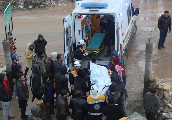 튀르키예에서 리히터 규모 7.8의 강진이 발생한 6일(현지시간) 시리아 반군이 장악한 북서부 아자즈 지역에서도 건물이 붕괴돼 현지 소방이 건물 잔해에서 구조한 생존자들을 구급차에 실어 인근 병원으로 이송하고 있다. 사진=뉴스1