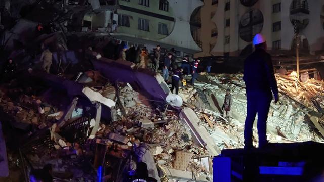 6일 튀르키예 남부 지카흐라만마라슈주에서 규모 7.8의 대형 지진이 발생한 가운데, 바자르지흐 주민들이 무너진 건물 잔해 속에서 피해자를 찾고 있다. 바자르지흐=AP 뉴시스
