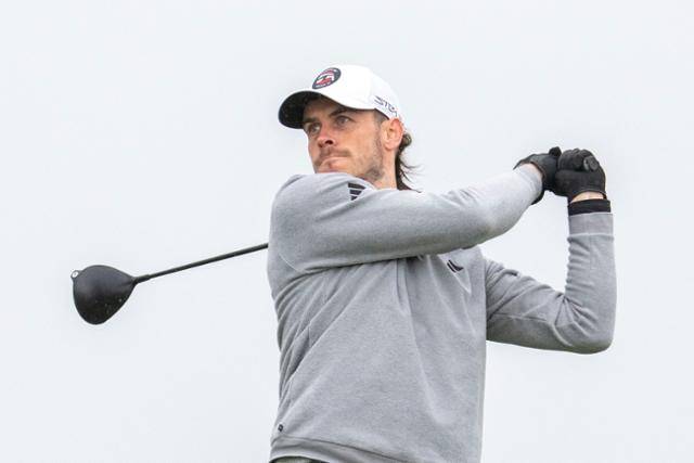 3일(현지시간) 가레스 베일(영국)이 미국 캘리포니아주 몬터레이에서 열린 AT&T 페블비치 프로암 대회 2라운드 13홀에서 티샷을 하고 있다. 몬터레이=로이터 연합뉴스