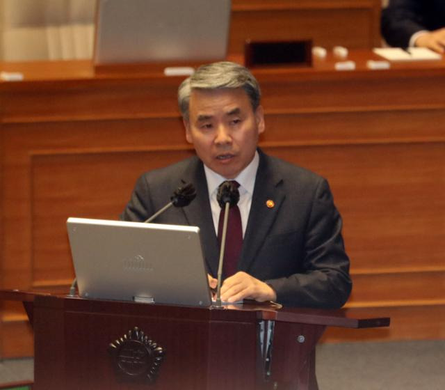 이종섭 국방부 장관이 6일 오후 서울 여의도 국회에서 열린 국회 대정부 질문에서 의원 질의에 답하고 있다. 뉴시스