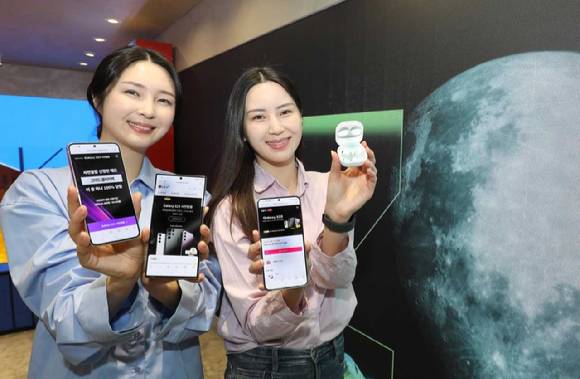 LG유플러스가 삼성전자 플래그십 스마트폰인 갤럭시 S23의 사전 예약가입을 오는 7일부터 13일까지 일주일간 실시한다. 사진은 복합문화공간 '일상비일상의틈'에서 LG유플러스 모델이 갤럭시 S23을 소개하는 모습. [사진=LG유플러스]