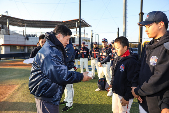 KBO가 리틀야구대표팀 상비군 선수 40명을 초청해 진행한 2023 Next-Level Training Camp 1차 훈련 일정이 6일 막을 내렸다. 허구연 KBO 총재(왼쪽)가 지난 5일 캠프 장소를 찾아 유소년 상비군 선수들을 격려했다. [사진=한국야구위원회(KBO)]