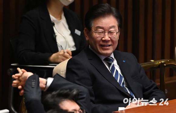 이재명 더불어민주당 대표가 6일 오후 서울 여의도 국회 본회의장에서 열린 정치·외교·통일·안보 분야 대정부 질문에서 미소짓고 있다. [사진=김성진 기자]