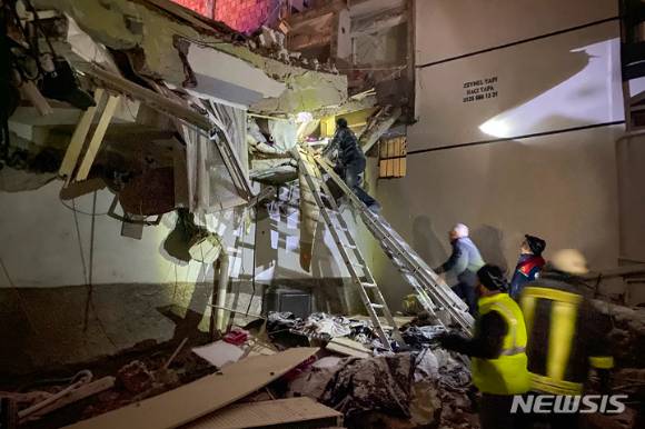 6일 터키 남동부와 시리아 북부를 강타한 규모 7.8의 강진으로 무너진 건물 안에 갇힌 주민들을 구조하기 위해 구조대원들이 접근을 시도하고 있다. 튀르키예와 시리아 양국에서 사망자 수가 1300명을 넘어선 가운데 레제프 타이이프 에르도안 튀르키예 대통령은 세계 45개국이 지금까지 지원을 약속했다고 밝혔다. [사진=아다나(튀르키예)=AP/뉴시]