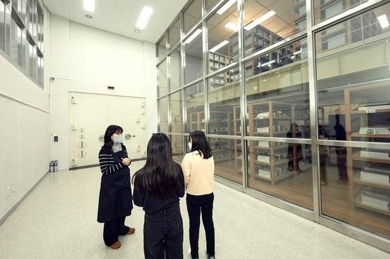 송파책박물관에는 약 1만6000여 점의 유물이 소장돼 있으며, 밖에서도 내부를 들여다볼 수 있는 '보이는 수장고' 형태다.