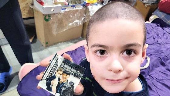 4일(현지시간) 폴란드 바르샤바의 난민 보호시설 글로벌 엑스포 난민 캠프에서 만난 다비드(6)는 ″한국 사랑해요!″라고 한국말로 말하면서 이전 한국인 봉사자와 찍은 사진을 보여줬다. 바르샤바=김홍범 기자