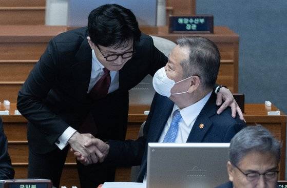 이상민 행정안전부 장관(오른쪽)과 한동훈 법무부 장관이 6일 오후 서울 여의도 국회에서 열린 제403회 국회(임시회) 제2차 본회의 ‘정치·외교·통일·안보’ 분야 대정부 질문에 참석하며 인사하고 있다. 뉴스1