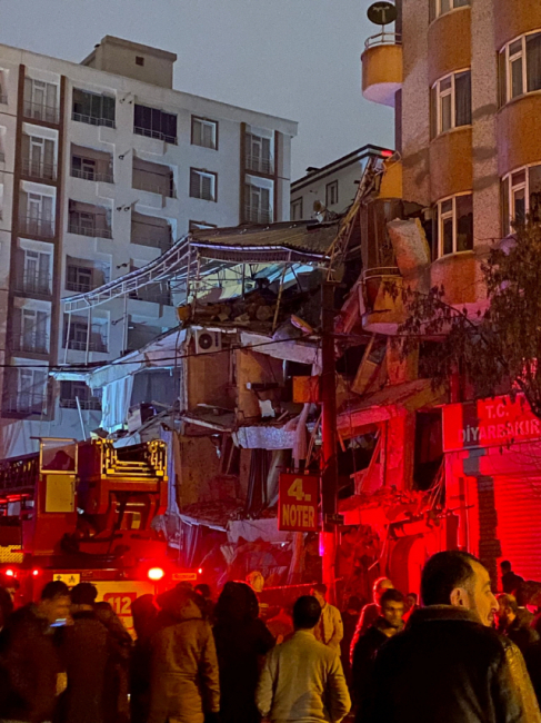 ▲ 2023년 2월 6일 터키 디야르바키르에서 발생한 지진으로 일부 붕괴된 건물에 구조대원들이 사상자들을 구조하고 있다.연합뉴스