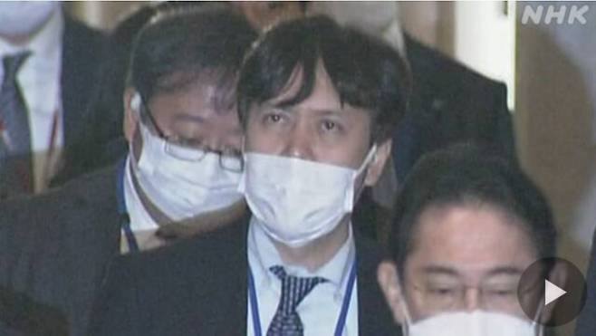 기시다 총리(맨 앞)와 아라이 씨(두번째)