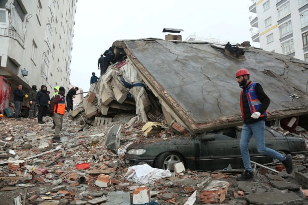구조대원들이 지진으로 붕괴한 튀르키예 남동부 디야르바크르의 한 건물에서 실종자를 수색하고 있다.(사진=로이터=연합뉴스)
