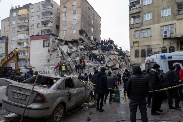 붕괴한 튀르키예 건물서 구조작업 벌이는 구조대원들. /사진=EPA