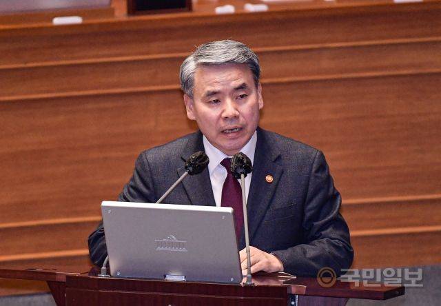 이종섭 국방부 장관이 6일 서울 여의도 국회에서 열린 제403회 국회(임시회) 제2차 본회의 정치·외교·통일·안보 분야 대정부질문에서 태영호 국민의힘 의원의 질의에 답변하고 있다.