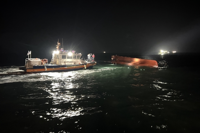 해경과 구조대원들이 지난 5일 전남 신안군 임자면 대비치도 서쪽 해상에서 실종자들을 찾기 위해 야간 수색을 하고 있다. 연합뉴스(목포해경 제공)