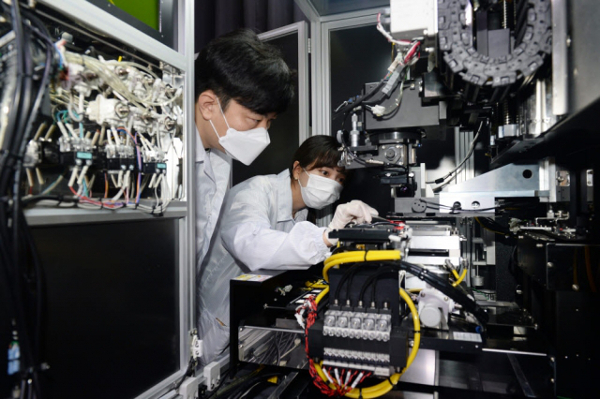 한국전자통신연구원(ETRI) 연구진이 마이크로 LED 동시전사 접합기술을 개발하고 있는 모습. 한국전자통신연구원 제공