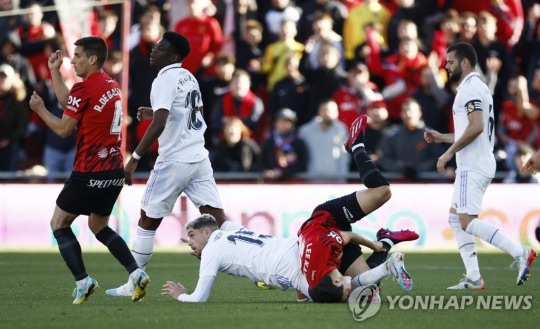 이강인(오른쪽에서 두번째)이 페데리코 발베르데와 경합 도중 넘어지고 있다. [로이터=연합뉴스]