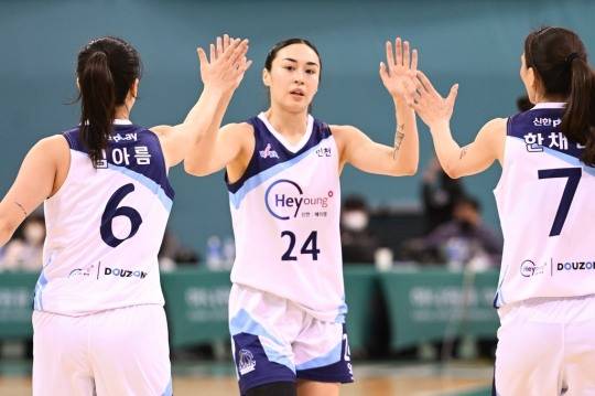 동료들과 하이파이브 나누는 김소니아[WKBL 제공]