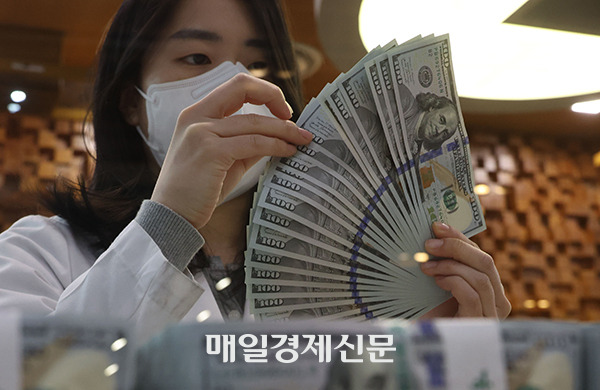 Dollar strengthens against Korean won on strong U.S. jobs report [Photo by Lee Seung-hwan]