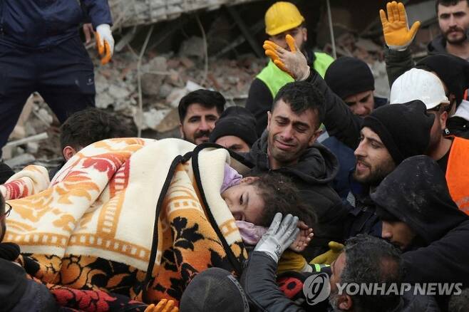 튀르키예 붕괴 건물 잔해에서 구조된 소녀. [사진 출처 = 로이터/연합뉴스]