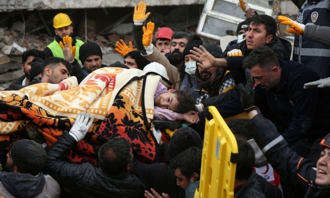 튀르키예 남부도시 디야르바키르에서 6일(현지시간) 한 소녀가 지진으로 무너진 가옥에서 가까스로 구출되고 있다. <사진=로이터연합뉴스>