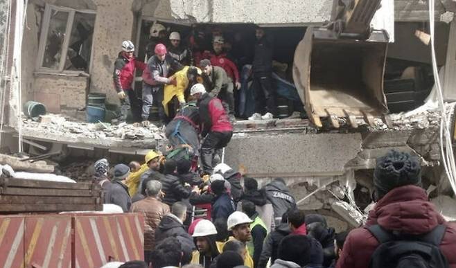 튀르키예 지진으로 무너진 주택에서 사람들이 구조되고 있다. [사진 = 연합뉴스]