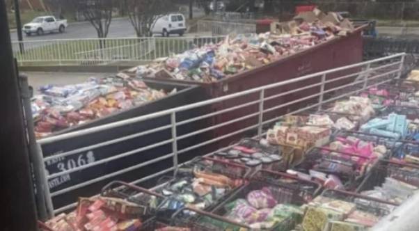 폐기하기 위해 대형 컨테이너 쌓아둔 냉장·냉동식품 모습 [사진 = CNN 뉴스 갈무리]